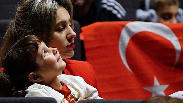 Beylikdüzü'nde 23 Nisan Coşkusu Miniklerin Gösterileriyle Başladı