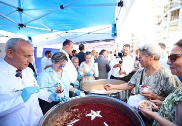 Başkan Çebi Vatandaşlara Aşure İkram Etti