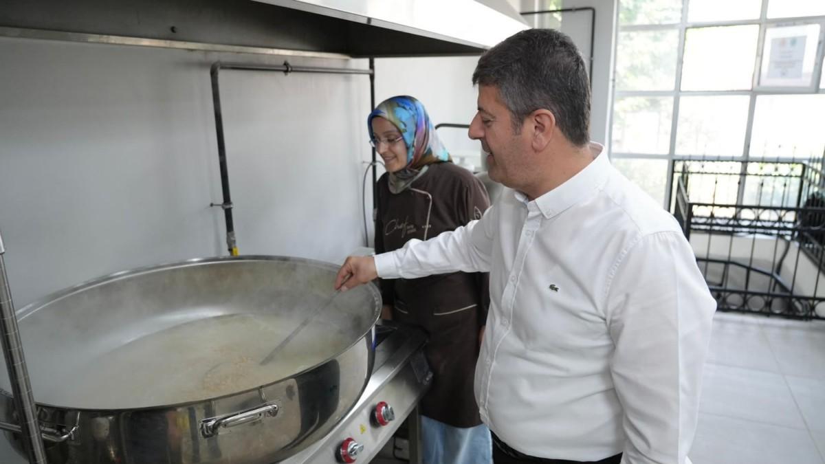 Adıyaman Belediyesi’nden Kent Meydanı’nda aşure dağıtımı: Başkan Tutdere’den vatandaşlara davet