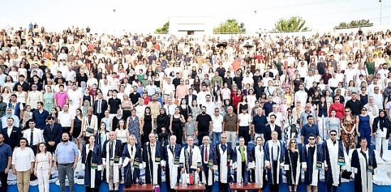 DEÜ Hukuk Fakültesi ve Adalet MYO'da Mezuniyet Coşkusu