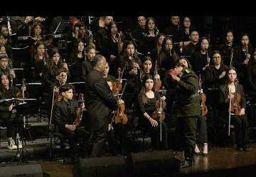 Oratoryo'da açılan Türk Bayrağı Şehit ailesine teslim edildi
