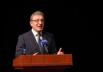 DEÜ'DE Tiyatro Coşkusu: Muhsin Ertuğrul ve Suat Taşer Ödülleri Sahiplerini Buldu