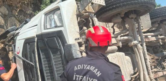 Adıyaman'da beton mikseri devrildi: Adıyaman Belediyesi İtfaiyesi’nden zamanla yarışan kurtarma - Videolu Haber