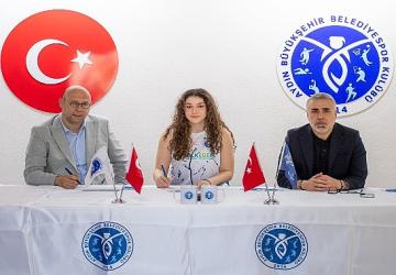 Azra Kaya Profesyonel Sözleşme İmzaladı
