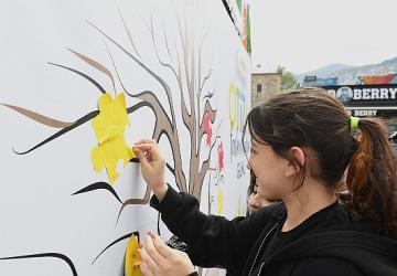 Otizm ağacı kuruldu gelen herkes puzzle parçası yapıştırdı