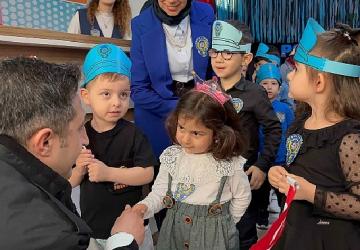 Anne Şehir'de polislere sürpriz kutlama