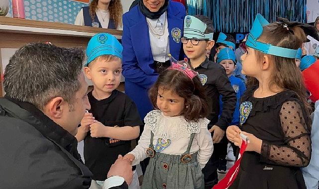 Anne Şehir'de polislere sürpriz kutlama