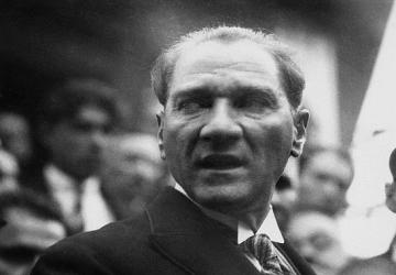 "Karanlıkta Akan Bir Yıldız: Mustafa Kemal Atatürk"