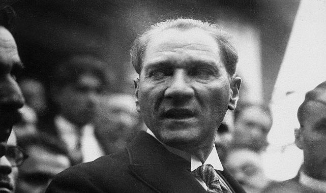 "Karanlıkta Akan Bir Yıldız: Mustafa Kemal Atatürk"