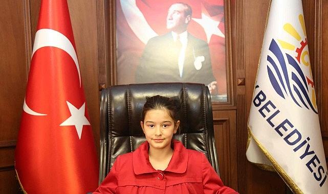 Başkan Sezer koltuğunu Aslı Çırak'a devretti
