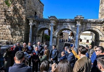 Başkan Böcek sektör temsilcileriyle Kaleiçi'nde