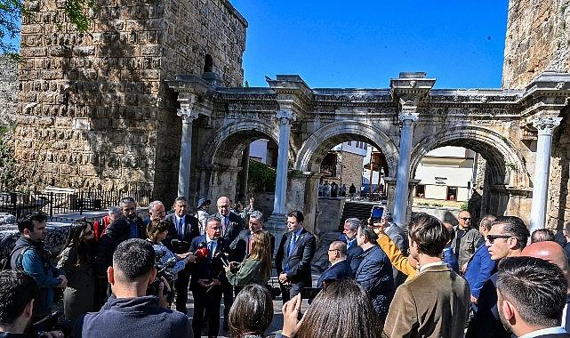 Başkan Böcek sektör temsilcileriyle Kaleiçi'nde Başkan Böcek sektör temsilcileriyle Kaleiçi'nde