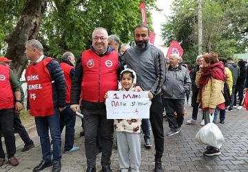 Başkan Zeyrek, 1 Mayıs'ta Emekçilerle Omuz Omuza Yürüdü