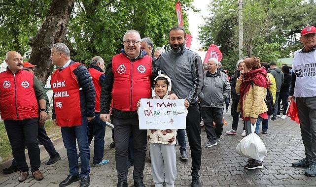 Başkan Zeyrek, 1 Mayıs'ta Emekçilerle Omuz Omuza Yürüdü Başkan Zeyrek, 1 Mayıs'ta Emekçilerle Omuz Omuza Yürüdü