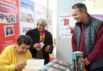 Şenal Sarıhan ve Zeki Sarıhan'a kitapseverlerden yoğun ilgi