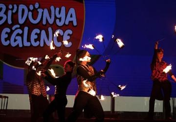 Ateş gösterisi izleyenleri büyüledi