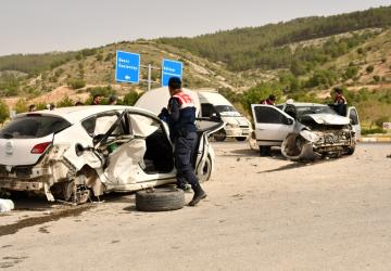 Besni - Terbizek yol ayrımında kazaların önüne geçilemiyor: İki araç çarpıştı, 9 yaralı - Videolu Haber