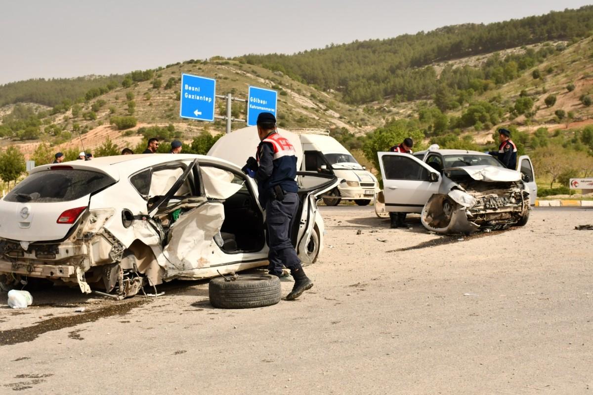 Besni - Terbizek yol ayrımında kazaların önüne geçilemiyor: İki araç çarpıştı, 9 yaralı - Videolu Haber Besni - Terbizek yol ayrımında kazaların önüne geçilemiyor: İki araç çarpıştı, 9 yaralı - Videolu Haber