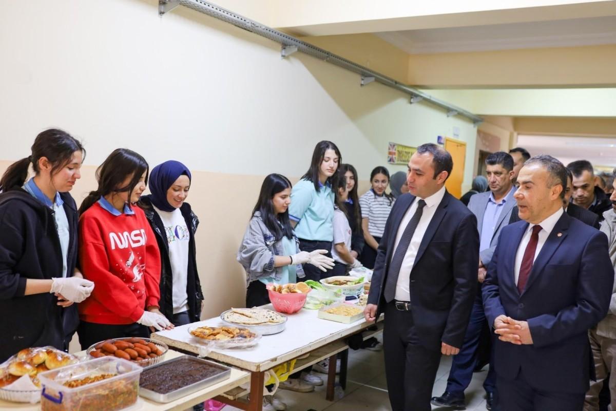 Besni’de ‘Besni Seninle’ sloganıyla kermes düzenlendi Besni’de ‘Besni Seninle’ sloganıyla kermes düzenlendi
