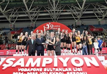 Van Ryk, ödülünü Vodafone Türkiye İcra Kurulu Başkan Yardımcısı Meltem Bakiler Şahin'in elinden aldı.