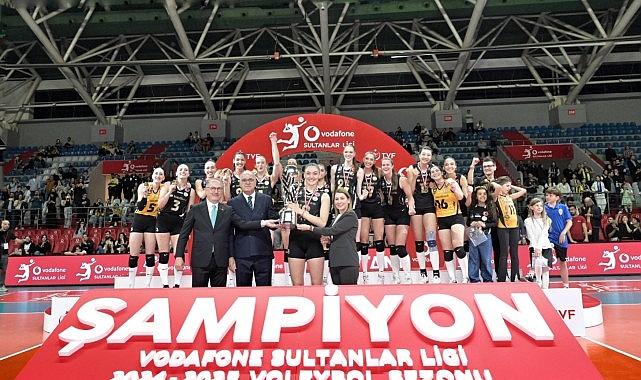 Van Ryk, ödülünü Vodafone Türkiye İcra Kurulu Başkan Yardımcısı Meltem Bakiler Şahin'in elinden aldı.