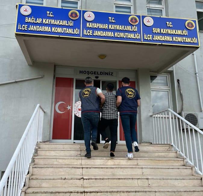 Diyarbakır’da 12 yıl hapis cezası bulunan hükümlü yakalandı Diyarbakır’da 12 yıl hapis cezası bulunan hükümlü yakalandı