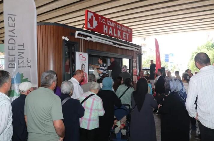 Halk Et Aracı Körfez’de Yoğun Talep Gördü Halk Et Aracı Körfez’de Yoğun Talep Gördü