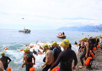 Açık su yüzme yarışlarının startını Başkan Muhittin Böcek verdi