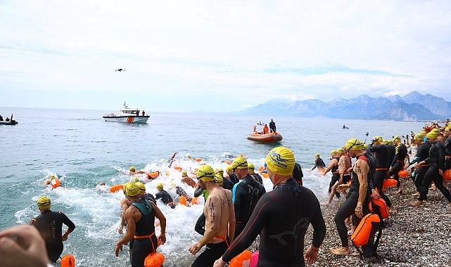 Açık su yüzme yarışlarının startını Başkan Muhittin Böcek verdi Açık su yüzme yarışlarının startını Başkan Muhittin Böcek verdi
