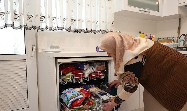 45 yıldır eski kıyafetleri evinde yıkayıp ütüledikten sonra ihtiyaç sahiplerine ulaştırıyor 45 yıldır eski kıyafetleri evinde yıkayıp ütüledikten sonra ihtiyaç sahiplerine ulaştırıyor