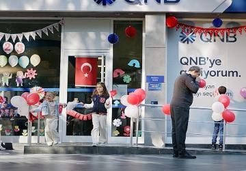 QNB Türkiye 23 Nisan Ulusal Egemenlik ve Çocuk Bayramı'na özel olarak hazırladığı yeni reklam filmini yayınladı.