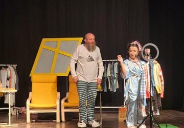 "Parça Tesirli Pazarlar" Gölcük'te Kahkaha Dolu Bir Gece Yaşattı