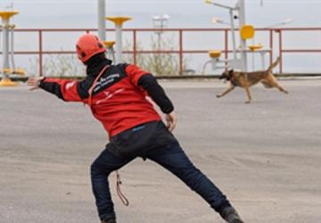 İki kardeş afetlerde mucize yaratıyor