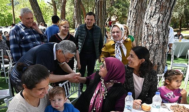 Başkan Topaloğlu'ndan belediye personeline yemek Başkan Topaloğlu'ndan belediye personeline yemek
