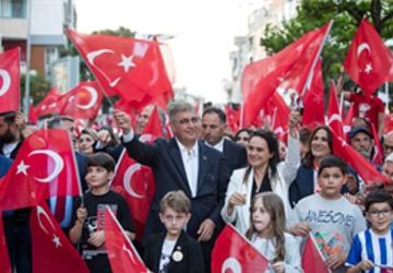 23 Nisan coşkusu İzmir'de sokaklara taştı