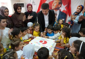 Çocuklarla uçurtma uçurup, pasta kesen Tutdere: 'Güzel bir Adıyaman’da yaşamanız için çalışıyoruz' - Videolu Haber