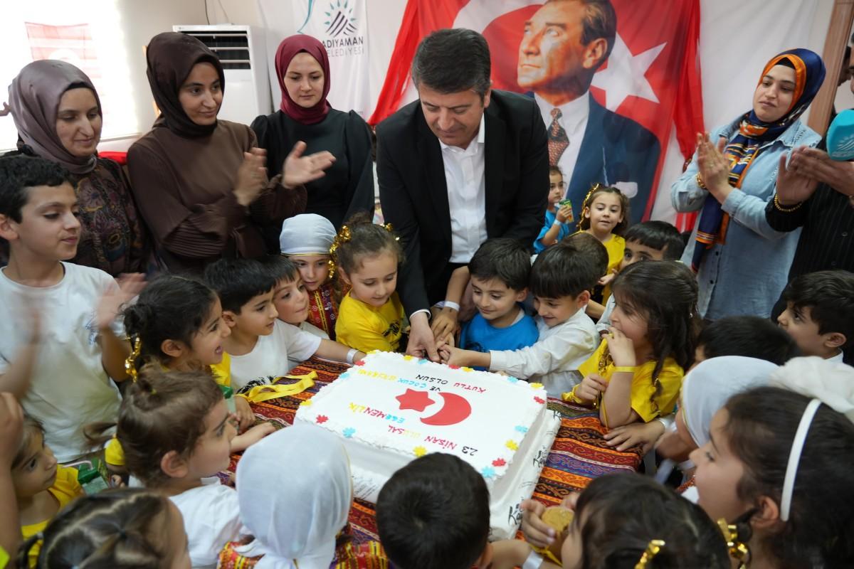 Çocuklarla uçurtma uçurup, pasta kesen Tutdere: 'Güzel bir Adıyaman’da yaşamanız için çalışıyoruz' - Videolu Haber Çocuklarla uçurtma uçurup, pasta kesen Tutdere: 'Güzel bir Adıyaman’da yaşamanız için çalışıyoruz' - Videolu Haber