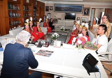 Raykhon Dans Grubu'ndan Başkan Topaloğlu'na ziyaret