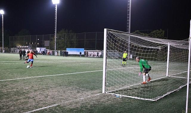 Ege Üniversitesi Masterlar Futbol Takımı şampiyonluğa uzandı Ege Üniversitesi Masterlar Futbol Takımı şampiyonluğa uzandı