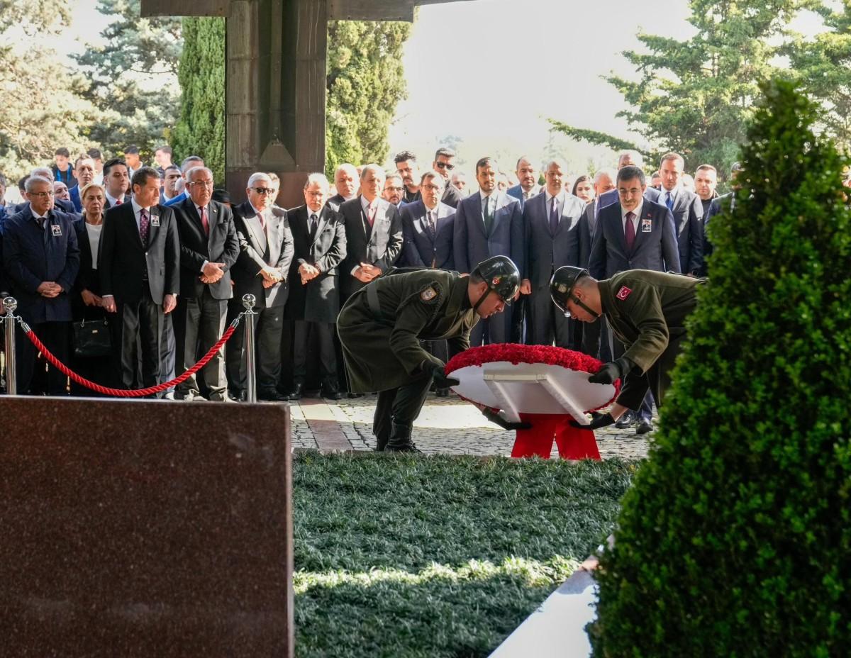 8. Cumhurbaşkanı Turgut Özal, vefatının 32. yılında mezarı başında anıldı