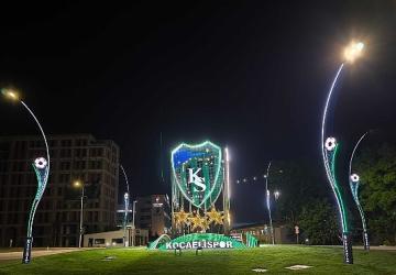 Stat kavşağını Kocaelispor'un arması aydınlatıyor