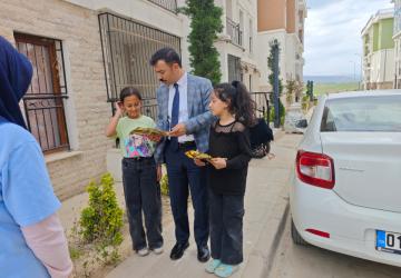 Kahta Kaymakamı Soysal, TOKİ Konutları'nda: Çocuklara 23 Nisan hediyesi - Videolu Haber