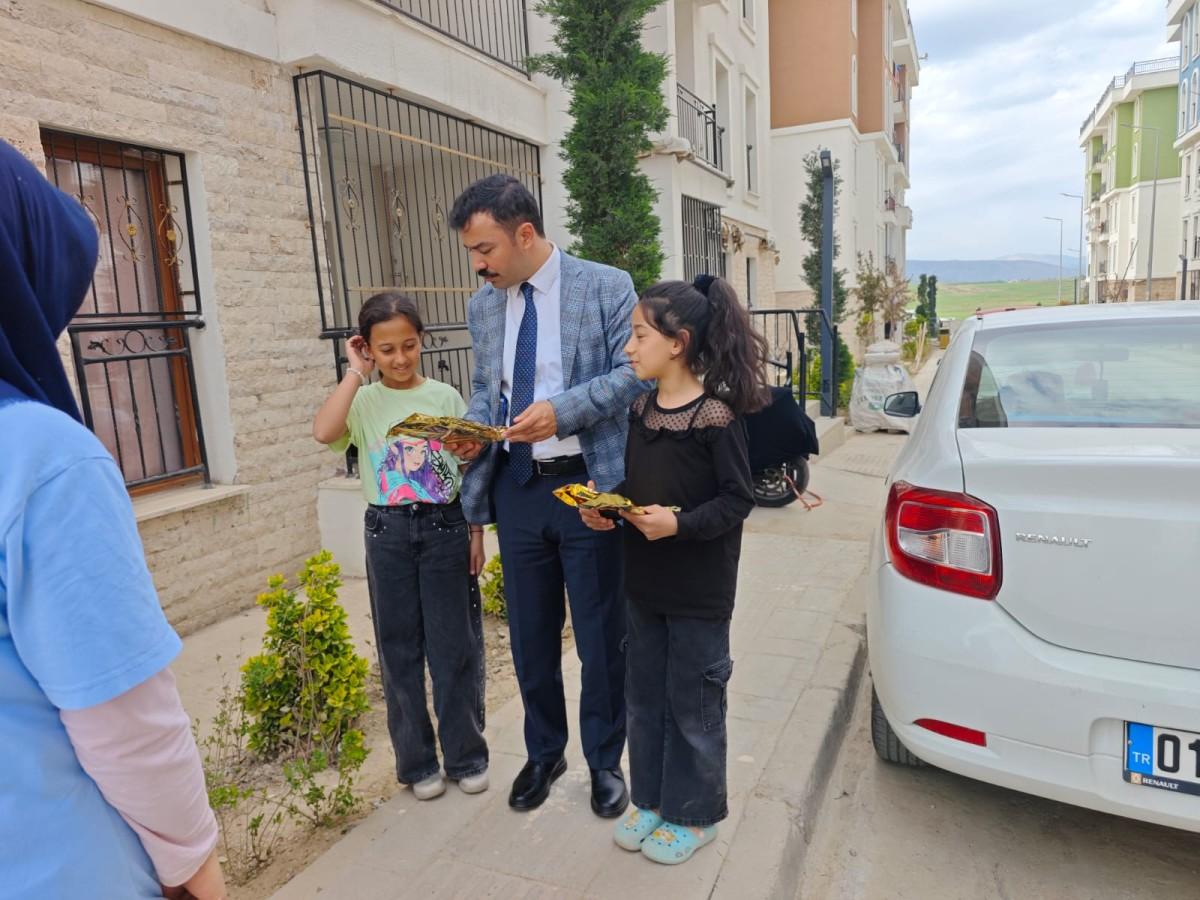 Kahta Kaymakamı Soysal, TOKİ Konutları'nda: Çocuklara 23 Nisan hediyesi - Videolu Haber Kahta Kaymakamı Soysal, TOKİ Konutları'nda: Çocuklara 23 Nisan hediyesi - Videolu Haber
