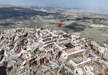 • Selçuklu Belediye Başkanı Ahmet Pekyatırmacı, Gevale Kalesi'nde sona gelinen 3. etap restorasyon çalışmalarını yerinde inceledi.