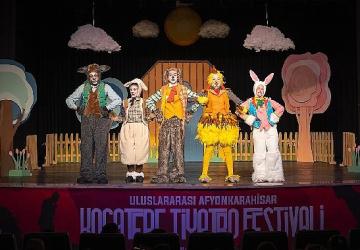 Alkışlar Karabağlar Kent Tiyatrosu'na