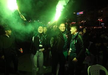 İzmit Kent Meydanı'nda yer Yeşil, gök Siyah