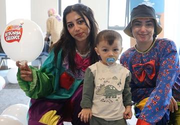 Hastanedeki çocuklara 23 Nisan sürprizi