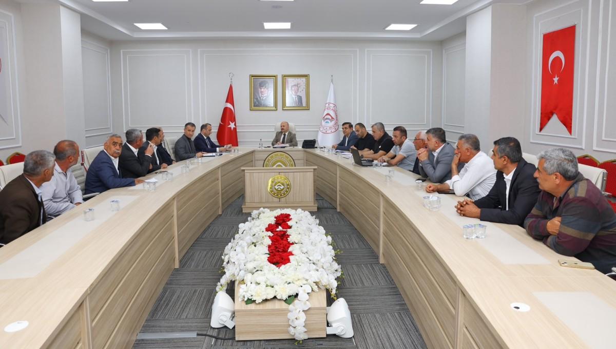 Vali Varol, köy muhtarlarıyla bir araya geldi Vali Varol, köy muhtarlarıyla bir araya geldi
