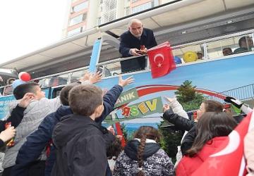 Canik Belediye Başkanı İbrahim Sandıkçı, çocukların bayram sevincine ortak oldu.