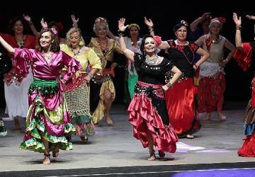 Konak'ta halk oyunları rüzgarı esti